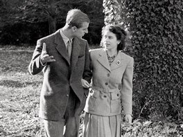 Princ Philip a královna Alžběta II. (ještě jako princezna) na procházce během...