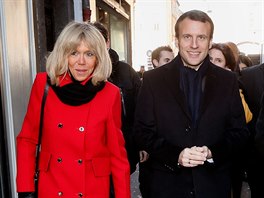 Emmanuel Macron a jeho manelka Brigitte (Clermont-Ferrand, 7. ledna 2017)