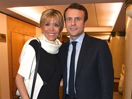Emmanuel Macron a jeho manelka Brigitte (Paí, 22. února 2017)