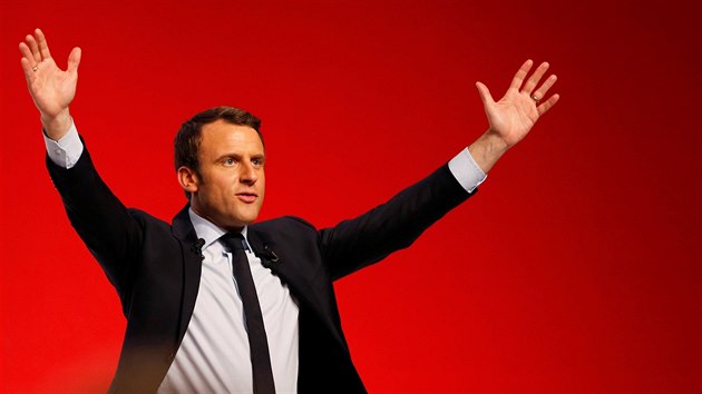 Emmanuel Macron en na pedvolebnm mtinku v Chatellerault (28. dubna 2017)