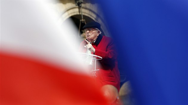 Jean-Marie Le Pen řeční u pomníku Johanky z Arku (1. května 2017)