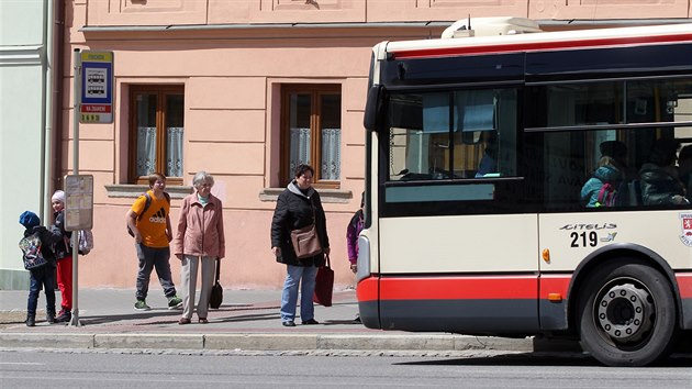 Na problematické zastávce Fibichova v Žižkově ulici je podle magistrátu denně obrat 300 až 400 cestujících.