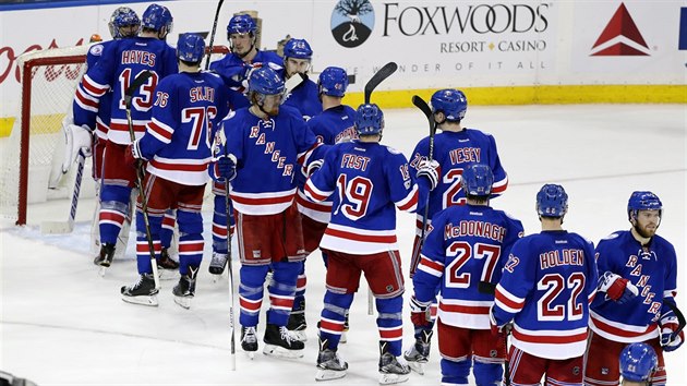 Hokejist NY Rangers po vtznm utkn s Ottawou.