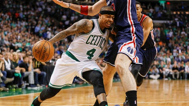 Isaiah Thomas se pokou protlait pes Marcina Gortata.