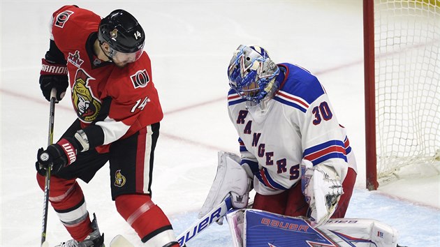 Alex Burrows z Ottawy zkou pekonat Henrika Lundqvista v brance New York Rangers.