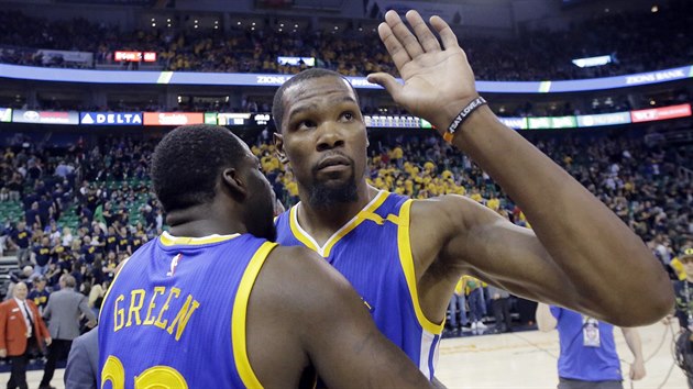 Kevin Durant (vpravo) a Draymond Green z Golden State po utkn na palubovce Utahu.