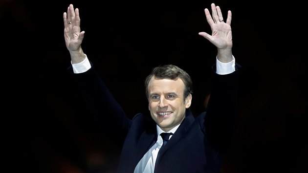 Emmanuel Macron pedstoupil za zvuk dy na radost, hymny Evropsk unie, ped sv pznivce ekajc na prostranstv ped Louvrem (7.5.2017).