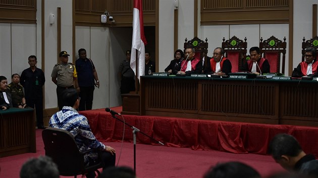 Guvernr Basuki Tjahaja Purnama ped soudem v Jakart (9.5.2017).