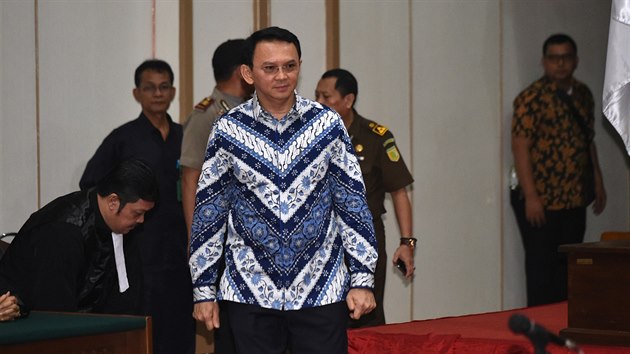 Guvernr Basuki Tjahaja Purnama pichz k soudu v Jakart (9.5.2017).