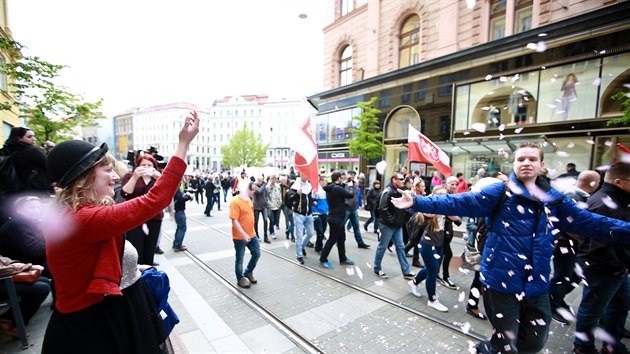 V Brn se seli demonstranti a pochodovali mstem. (1. kvtna 2017)