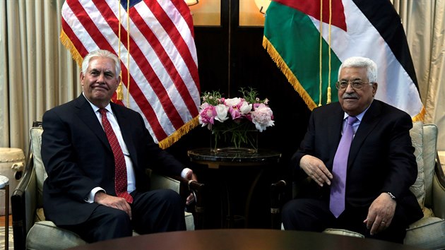 Americký ministr zahraničí Rex Tillerson a vůdce palestinské samosprávy Mahmúd Abbás při setkání ve Washingtonu (3. května 2017)