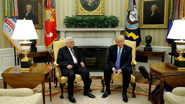 Americký prezident Donald Trump a vůdce palestinské samosprávy Mahmúd Abbás při setkání v Bílém domě (3. května 2017)