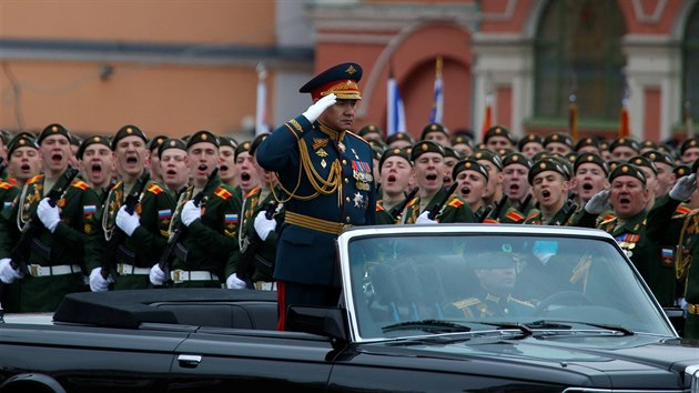 Ruský ministr obrany Sergej Šojgu při vojenské přehlídce na Rudém náměstí v Moskvě k oslavě výročí konce druhé světové války (9. května 2017)