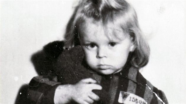 Sokolovský historik Michael Rund pátrá po osudu malého děvčátka ve vězeňské uniformě z fotografie, kterou poprvé spatřil při přebírání pozůstalosti.
