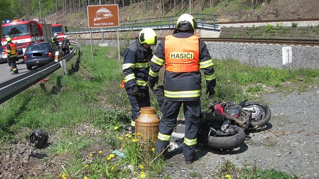 Nehoda motorke a osobnho automobilu u Valaskho Mezi (6. kvtna 2017).