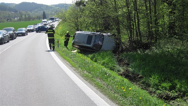 Nehoda motorke a osobnho automobilu u Valaskho Mezi (6. kvtna 2017).