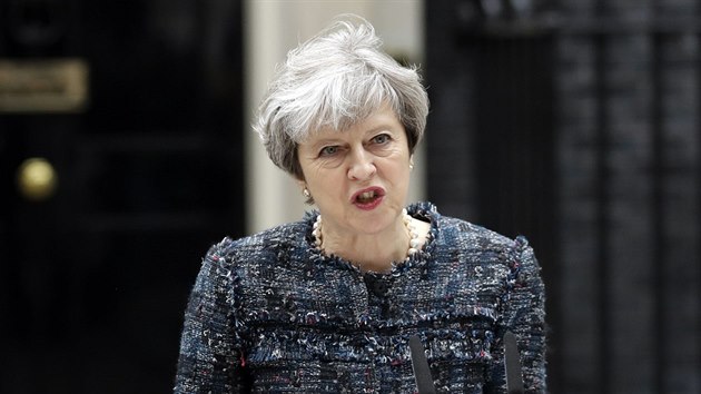Britsk premirka Theresa Mayov pi projevu den ped zahjenm voleb. (3. kvtna 2017)