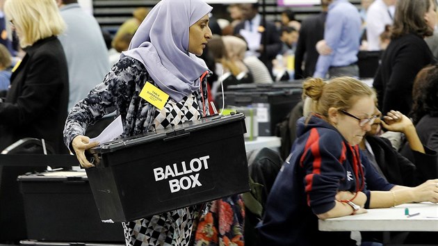 Stn hlas pi britskch mstnch volbch v  Birminghamu (4. kvtna 2017).