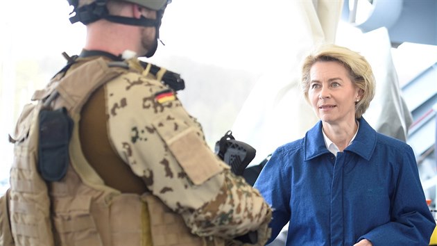 Německá ministryně obrany Ursula von der Leyenová při návštěvěvě armády v Kiehlu (21. dubna 2017).