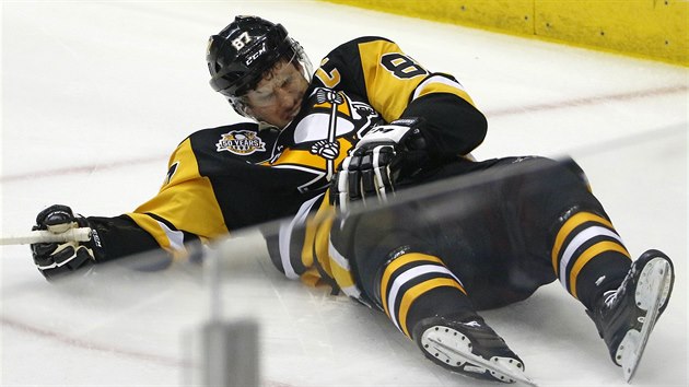 Zrann hokejista Sidney Crosby ve tetm zpase mezi Washingtonem a Pittsburghem.