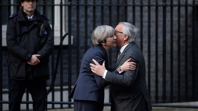 Theresa Mayov ped jednnm s  Jean-Claude Junckerem (26. dubna 2017)
