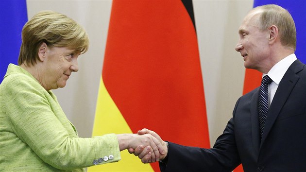 Angela Merkelov a Vladimir Putin na tiskov konferenci v Soi (2. kvtna 2017)