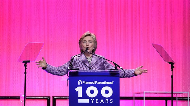 Hillary Clintonová v úterý vystoupila na konferenci pro plánované rodičovství a posléze také na světovém ženském fóru v New Yorku (2. května 2017)
