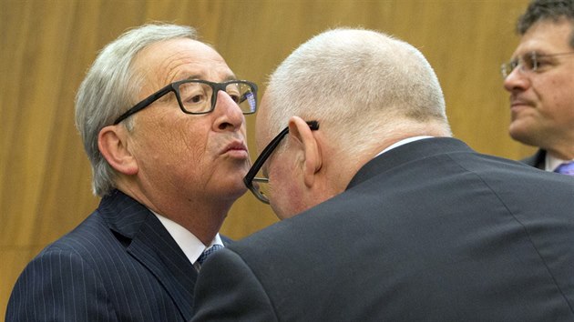 Jean-Claude Juncker pi stedenm pedstaven podmnek vystoupen Britnie z EU (3. kvtna 2017)