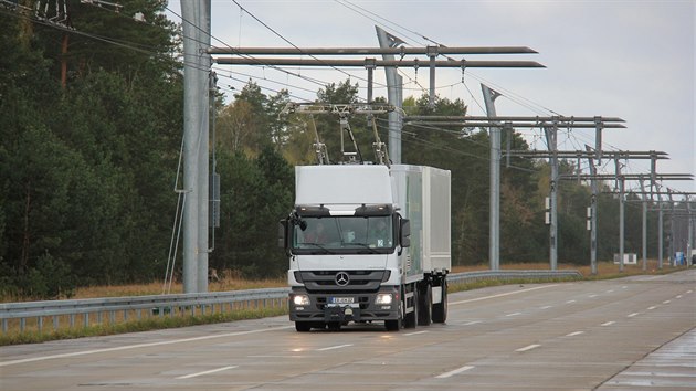 Kamiony mají v budoucnu jezdit podobně jako trolejbusy, tedy přímo napojené na elektrické vedení.