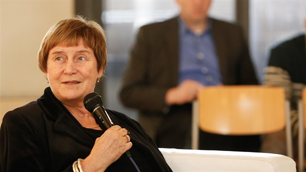 Lékařka Eva Králíková v diskusi v Paralelní Polis o zákazu kouření v restauracích (9. května 2017).