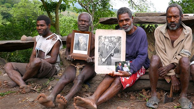 Muži z kmene drží fotografie britského prince Philipa (6. květen 2017).