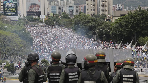 Ve Venezuele pokrauj masov protesty proti prezidentovi Nicolsi Madurovi (4. kvten 2017).