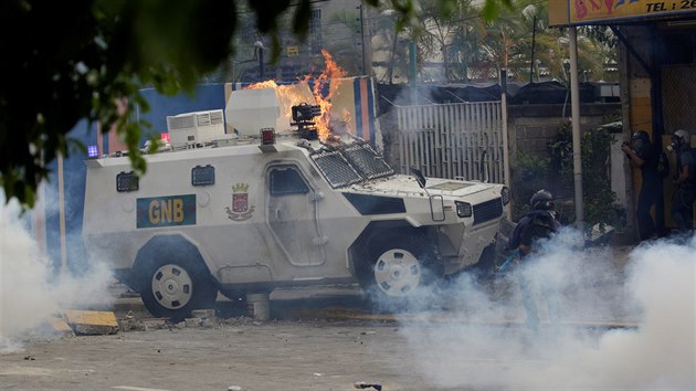 Ve Venezuele pokrauj masov protesty proti prezidentovi Nicolsi Madurovi (4. kvten 2017).