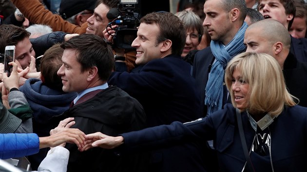 Favorit francouzských voleb, proevropský centrista Emmanuel Macron odvolil s manželkou v letovisku Touquet u severofrancouzského města Calais.