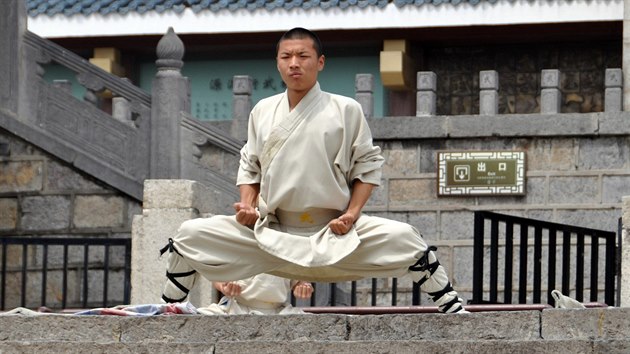 Klter ao-lin se kolami kung-fu je dnes pedevm byznys. Kde se kdysi mnii stranou od civilizace oddvali meditaci, proud dnes nekonen zstupy turist.