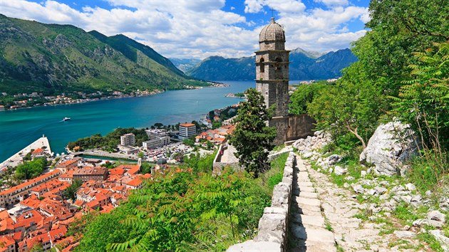 V podobn situaci jako Dubrovnk a Plitvick jezera je i Kotor, mimodn zachoval stedovk msto v sousedn ern Hoe.