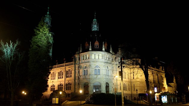 Semafor vyroste na k�i�ovatce V�t�zn� ulice a Masarykovy t��dy, hned p�ed Severo�esk�m muzeem.