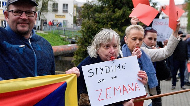 Odpůrci Miloše Zemana vítali kolonu pískotem a červenými kartami.