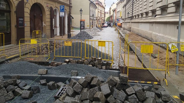 Rozkopan ulice Karolny Svtl na praskm Starm Mst (26. dubna, 14:45)