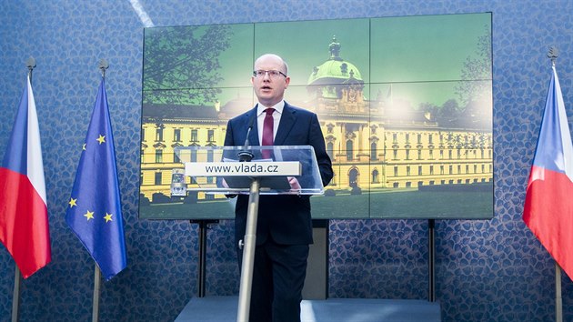 Premiér Bohuslav Sobotka na tiskové konferenci, na které oznámil, že předá prezidentovi demisi vlády. (2. května 2017)