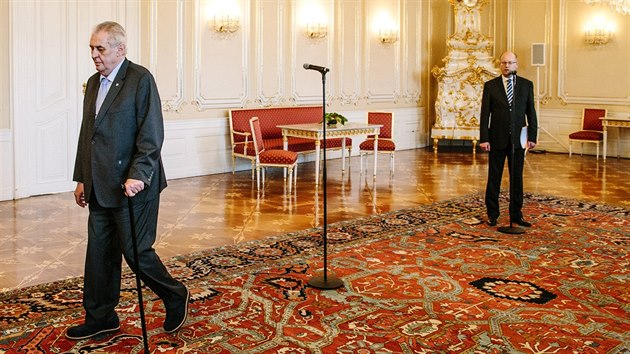 Prezident Milo Zeman odchz od premira Bohuslava Sobotky pi setkn na Praskm hrad (4. kvtna 2017)