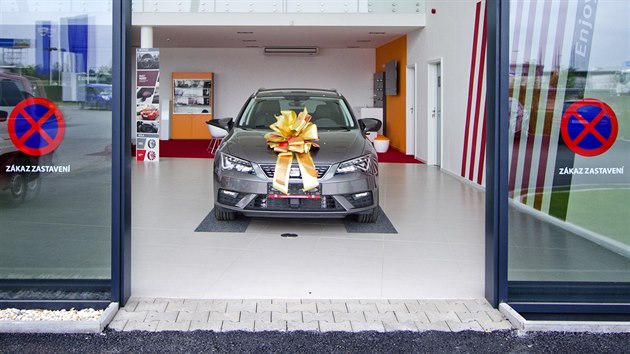 Pedn novho auta v praskm autosalonu Seat