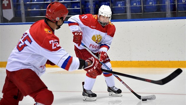 HOKEJ S PREZIDENTEM. Rusk prezident Vladimr Putin se astn hokejovho utkn v Shayba arn v ruskm Soi. Ve stejn arn se hokej hrl tak pi posledn zimn olympid v roce 2014.