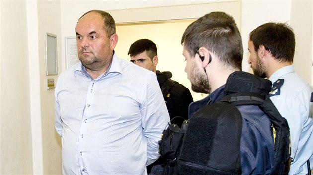 Policisté odvádějí šéfa Fotbalové asociace ČR Miroslava Peltu (vlevo) od Obvodního soudu pro Prahu 1. (5. května 2017)