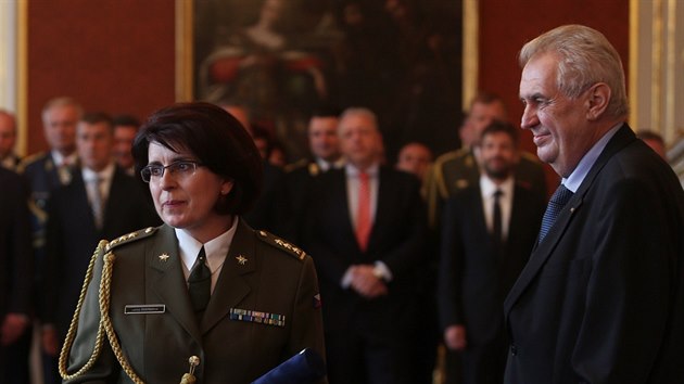 Prezident Miloš Zeman jmenoval na Pražském hradě generálkou Lenku Šmerdovou (8. května 2017).