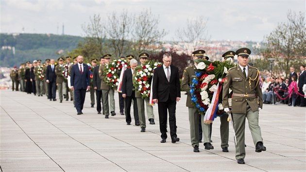 Pietní akt při příležitosti 72. výročí ukončení 2. světové války před Národním památníkem na Vítkově (8. května 2017).