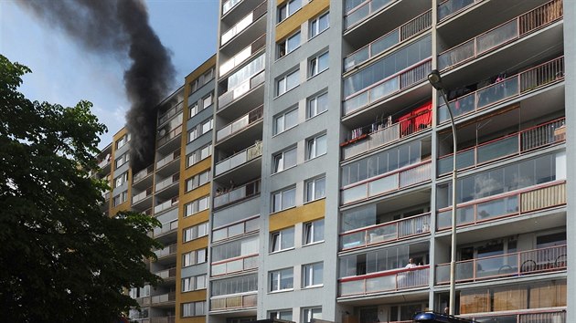 Hasiči zasahovali při požáru kuchyně bytu v devátém patře panelového domu v Bohnicích.