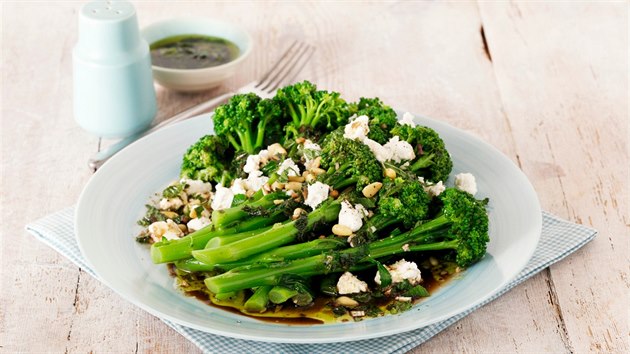 Brokolicov salt se srem feta, piniovmi oky, olivovm olejem a vinnm octem je jednoduch, ale vydatn a zdrav veee.
