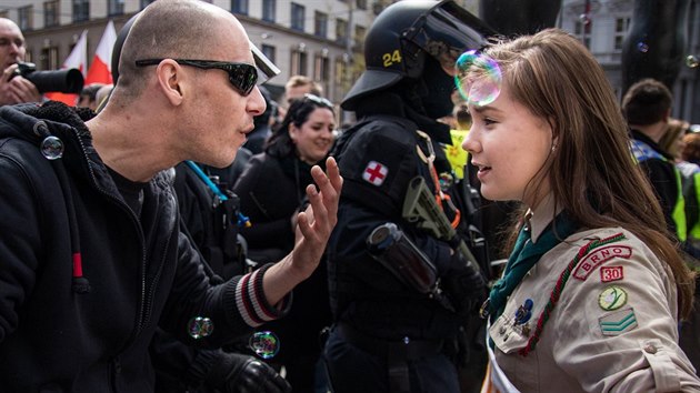 Snímek mladé skautky diskutující s rozčileným pravicovým extremistou při prvomájovém pochodu Brnem se prosadil do prestižních světových médií.