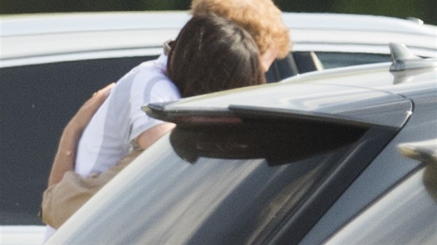 Meghan Markle a princ Harry si i při oficiální události našli chvilku pro sebe (7. 5. 2017).